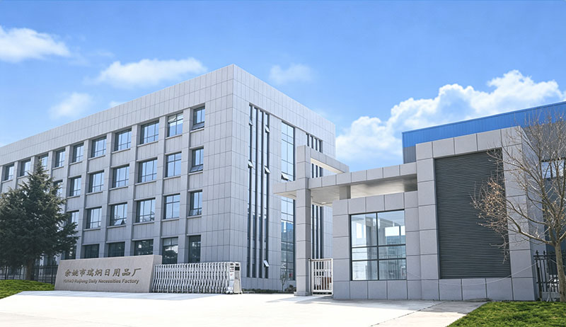 Interior da fábrica de Ruijiong com máquinas de moldagem por injeção haitianas e trabalhadores da linha de montagem